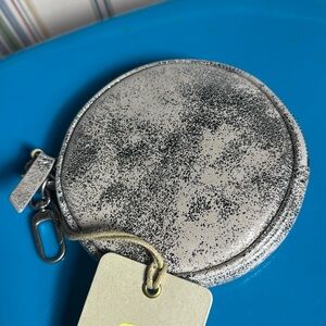 NWT Hobo International Leather Distressed Platinum Hobo Go zip case